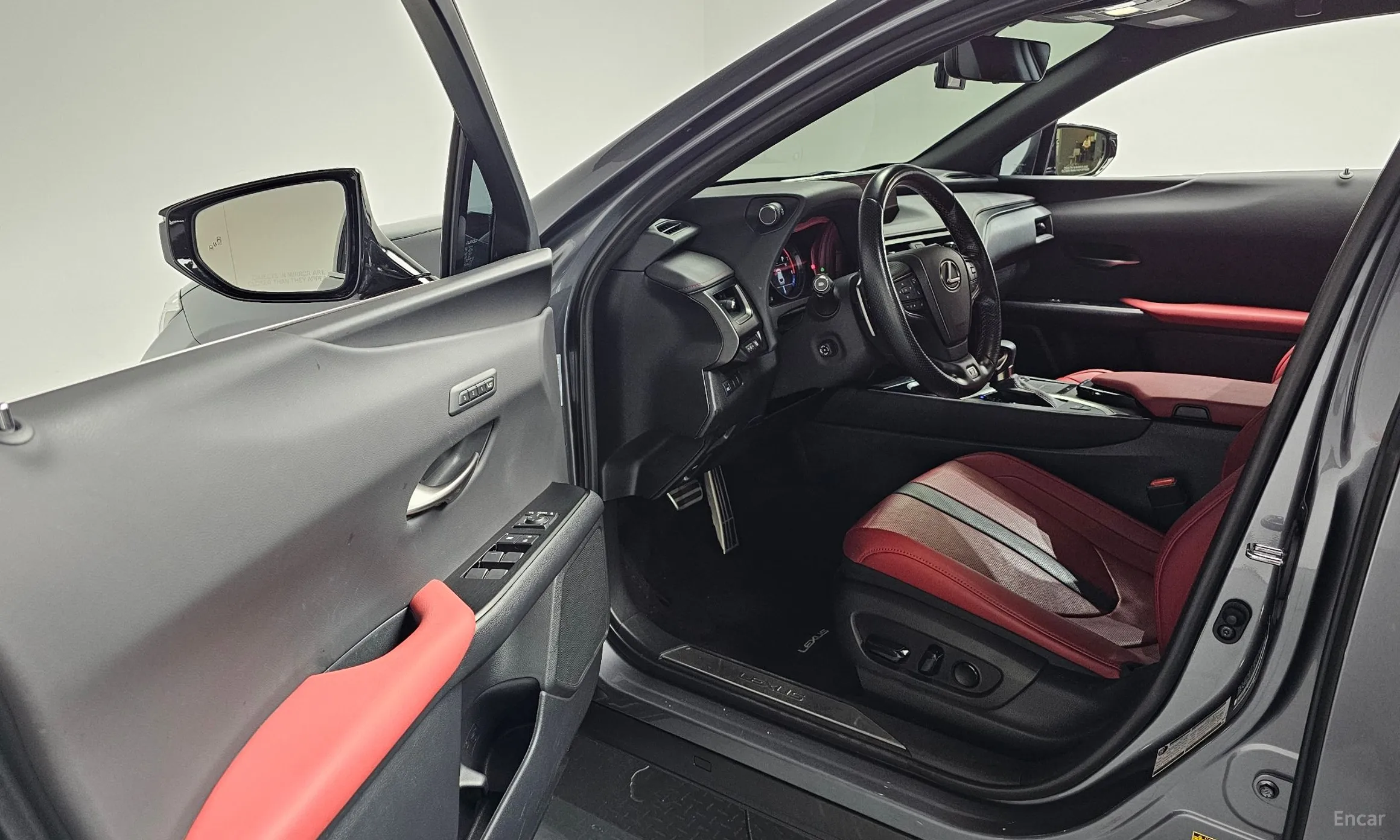 Lexus UX250h превью 10