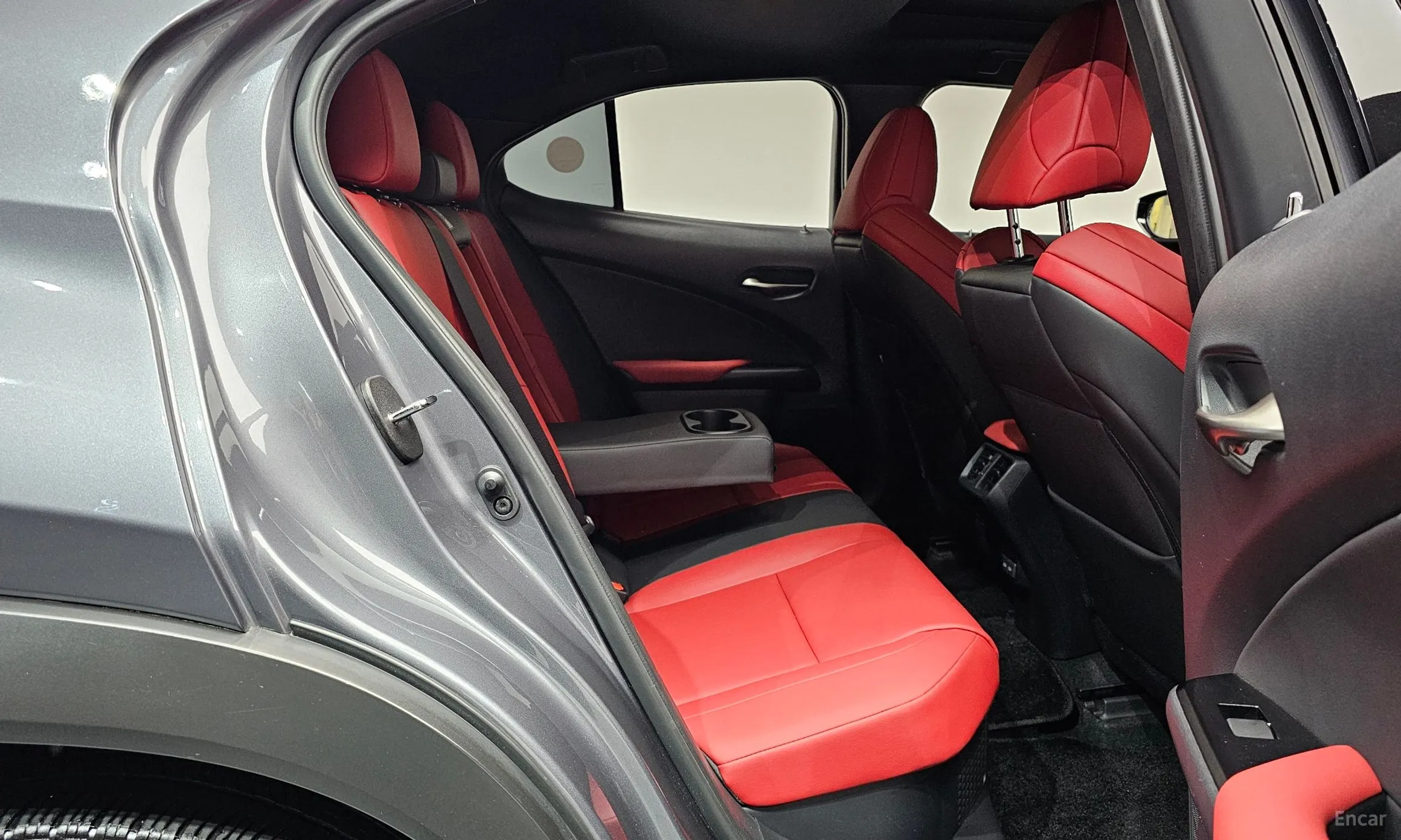 Lexus UX250h превью 11