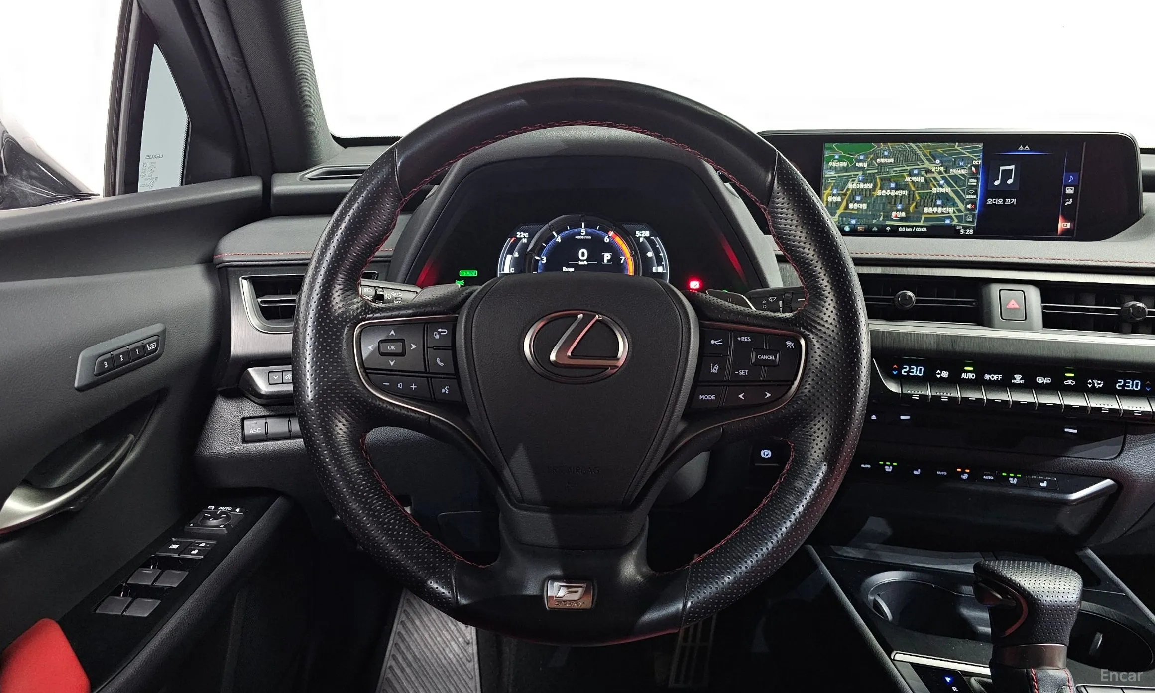 Lexus UX250h превью 12