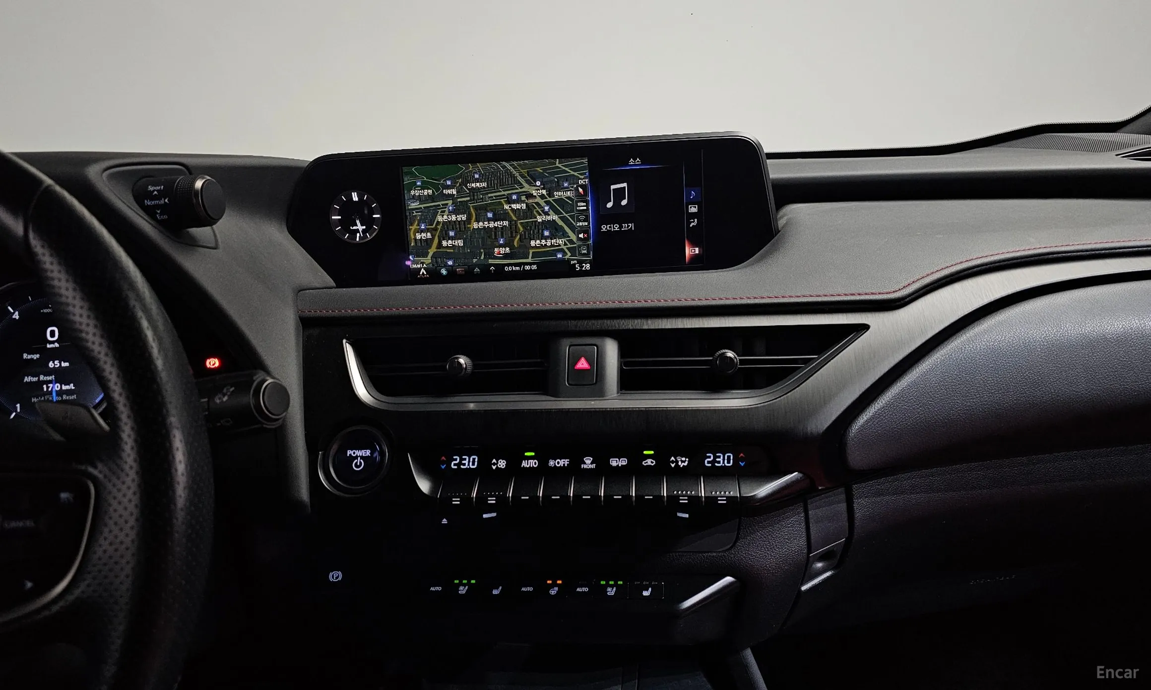Lexus UX250h превью 13