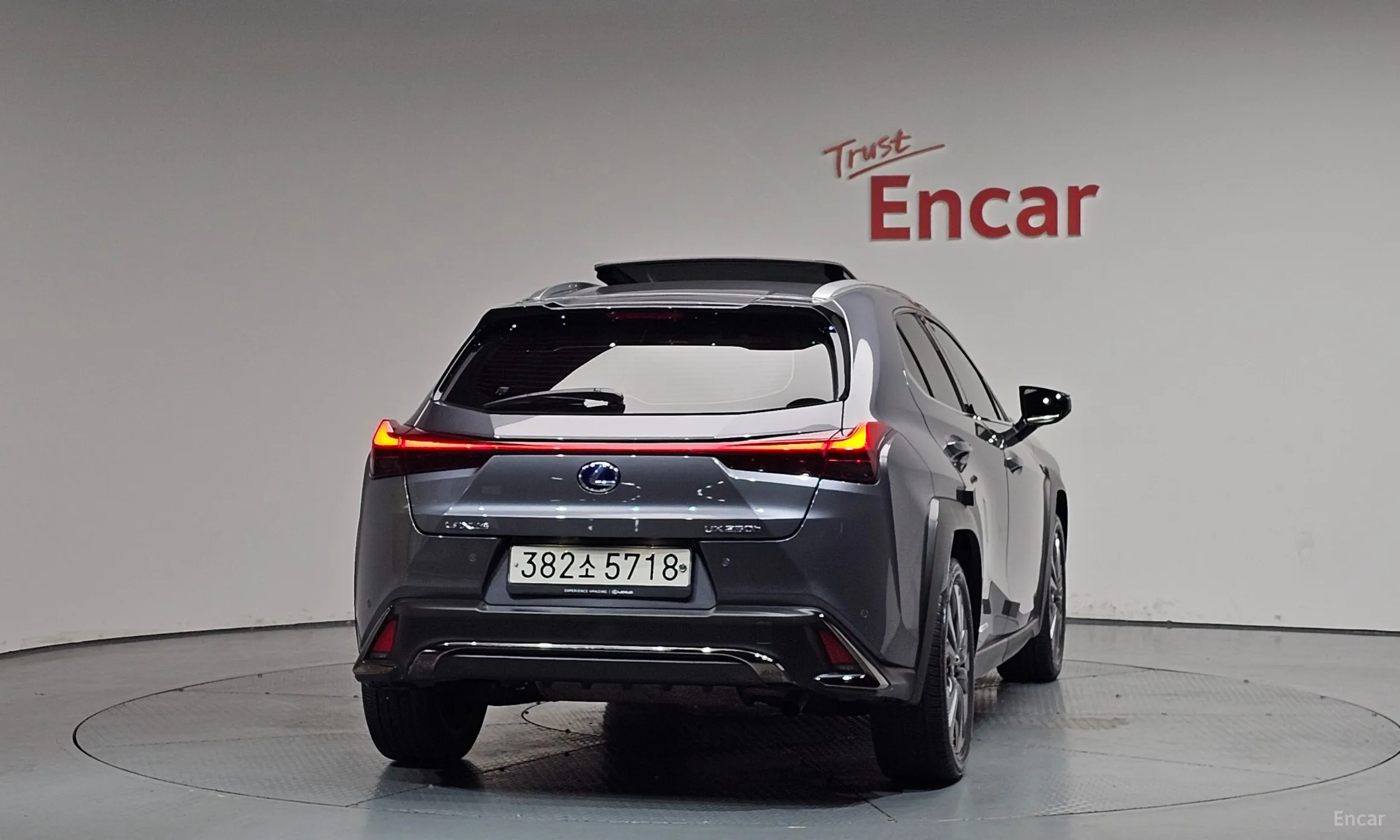 Lexus UX250h превью 4
