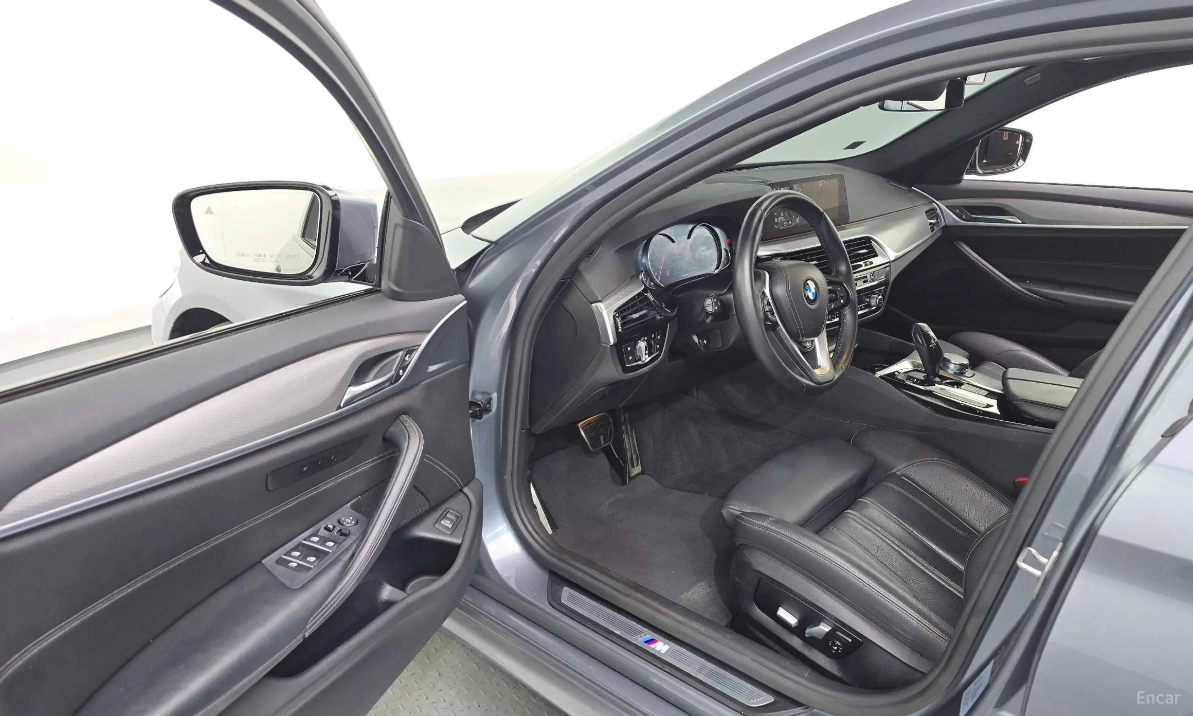 BMW 5 Series (G30) превью 10