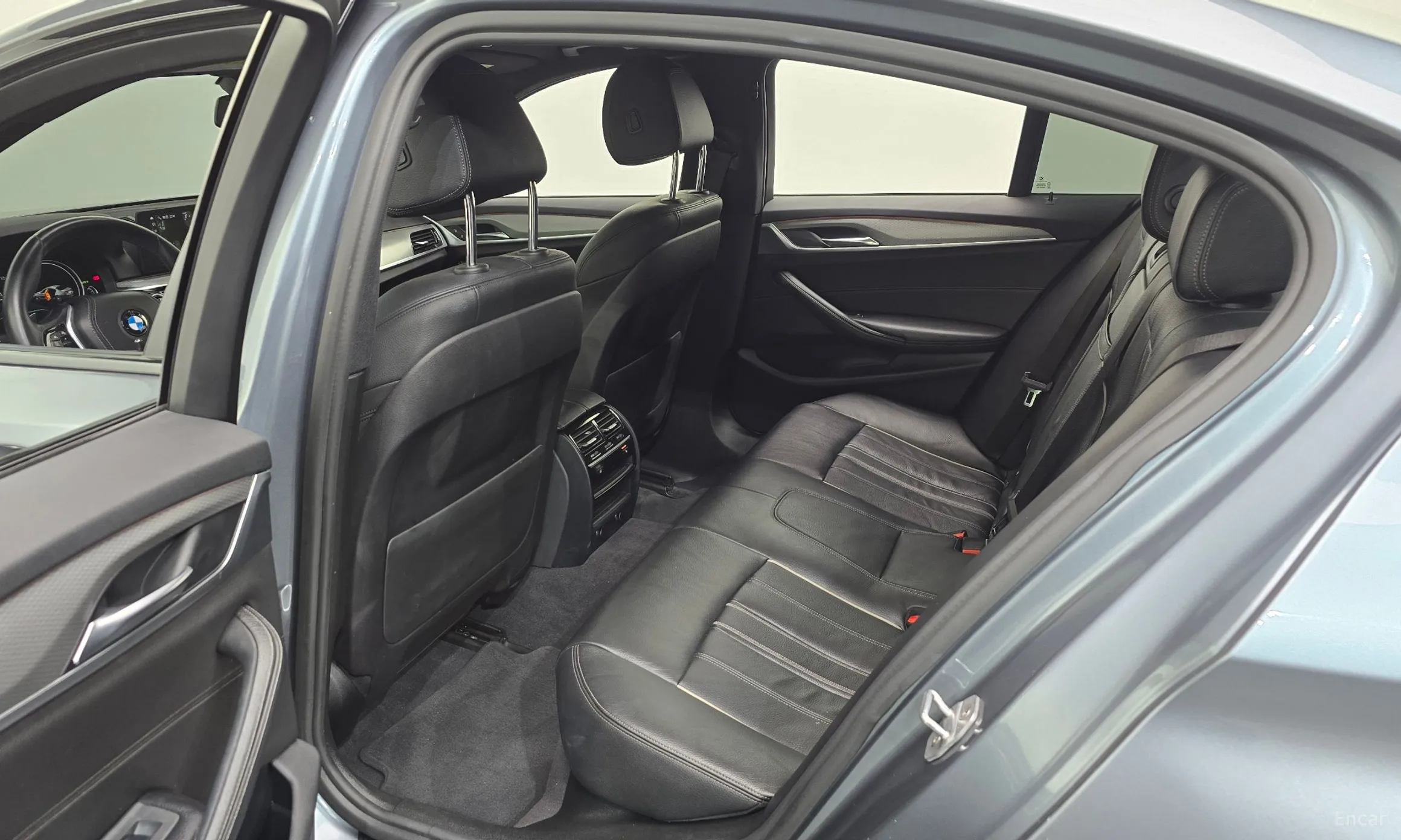 BMW 5 Series (G30) превью 11
