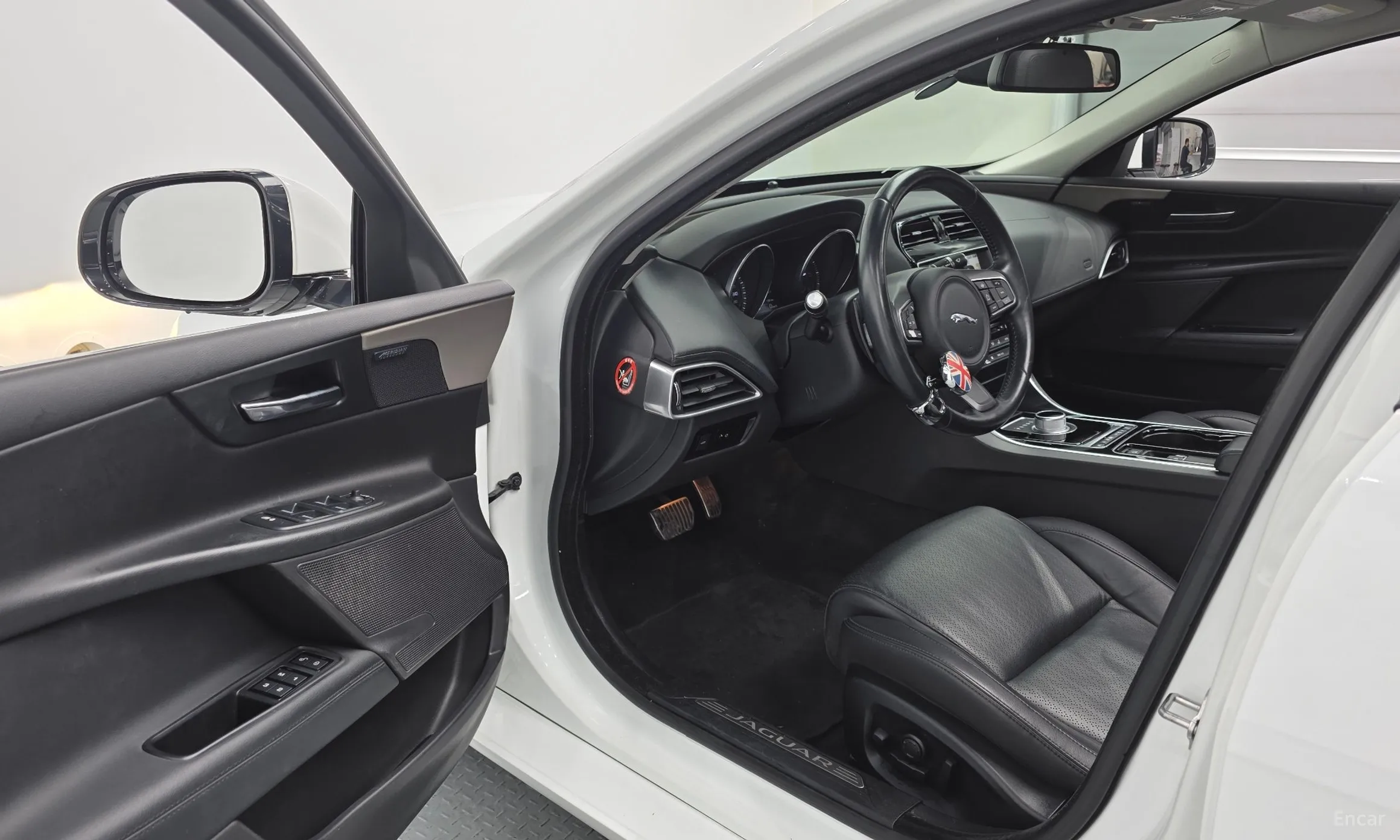 Jaguar XE превью 10