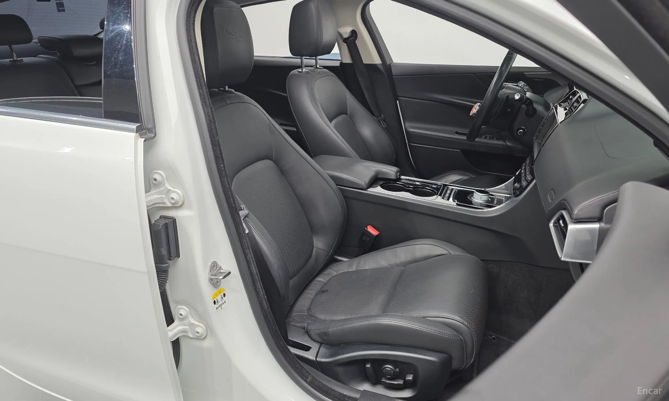 Jaguar XE превью 12