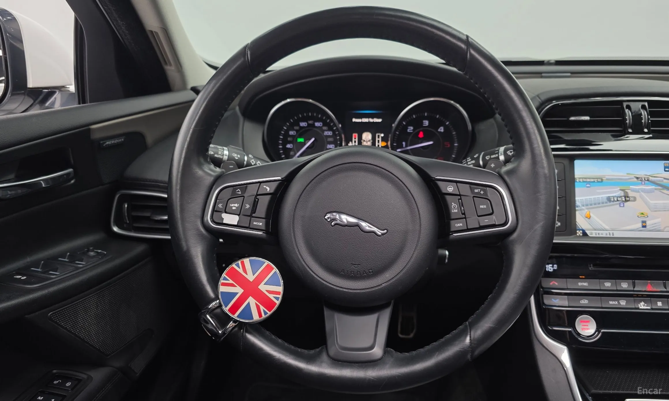 Jaguar XE превью 15