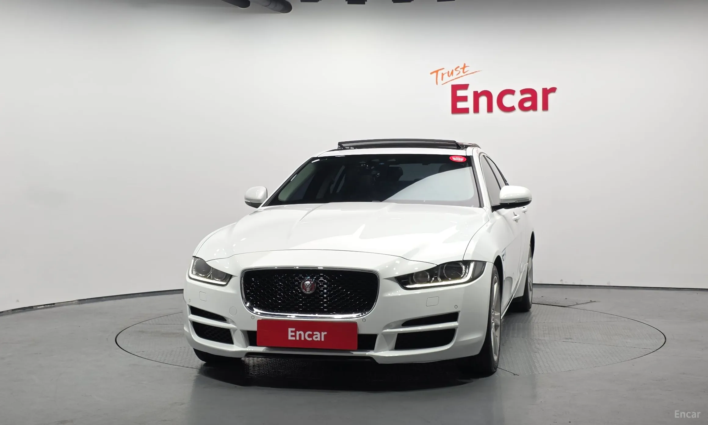 Jaguar XE превью 3