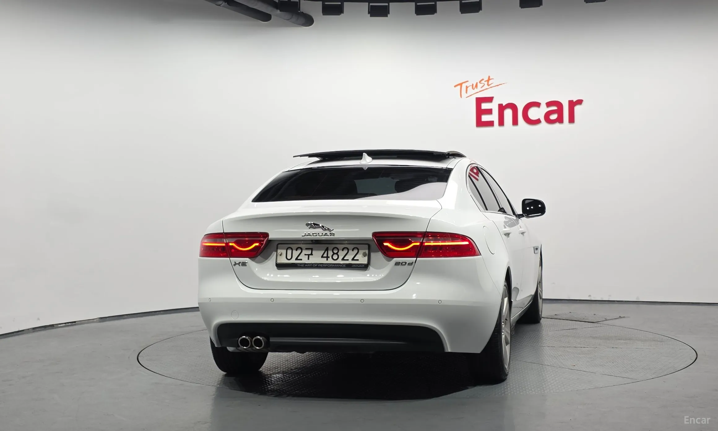 Jaguar XE превью 4