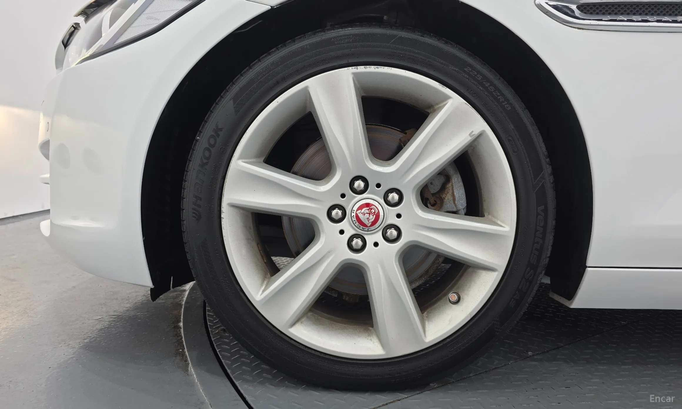 Jaguar XE превью 5