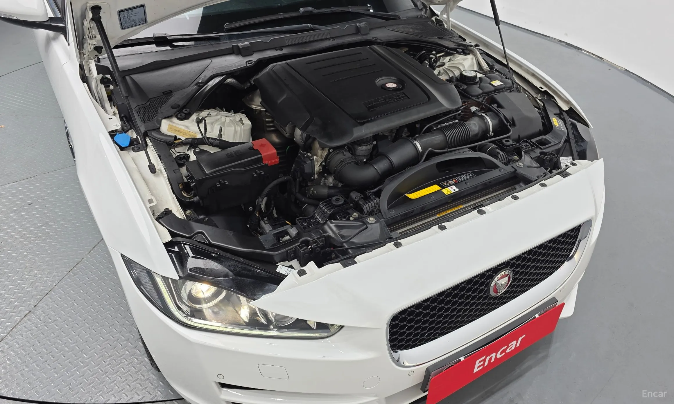 Jaguar XE превью 6