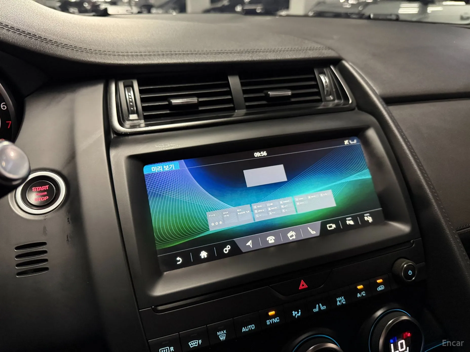 Jaguar E-PACE превью 13