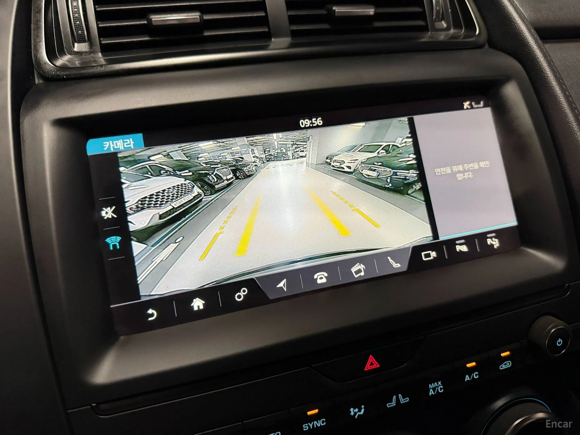 Jaguar E-PACE превью 15