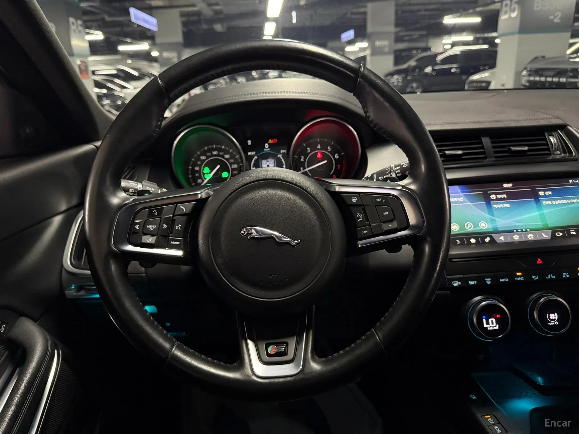 Jaguar E-PACE превью 8