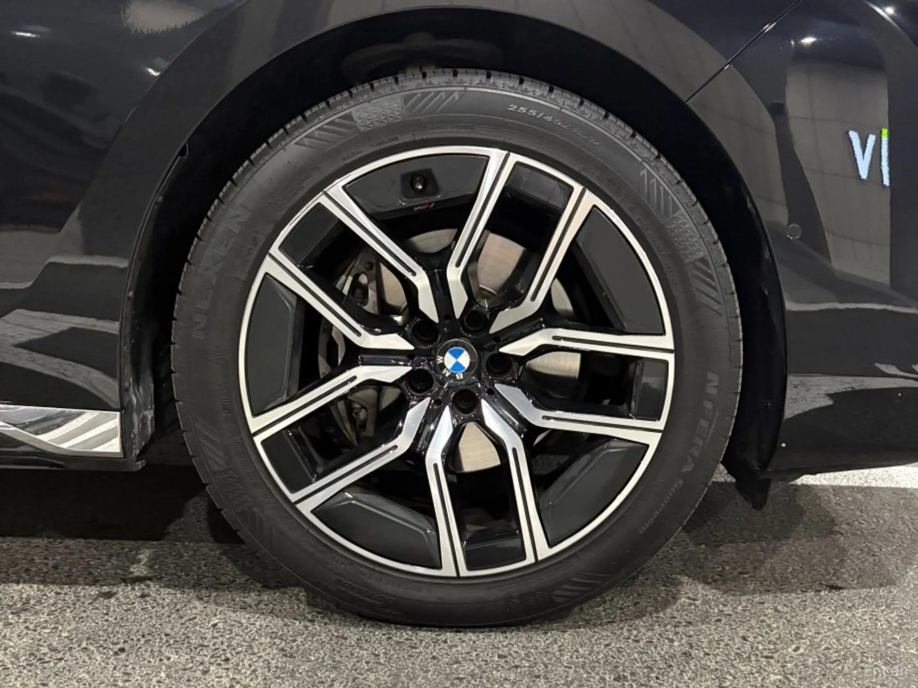 BMW 7 Series (G70) превью 17