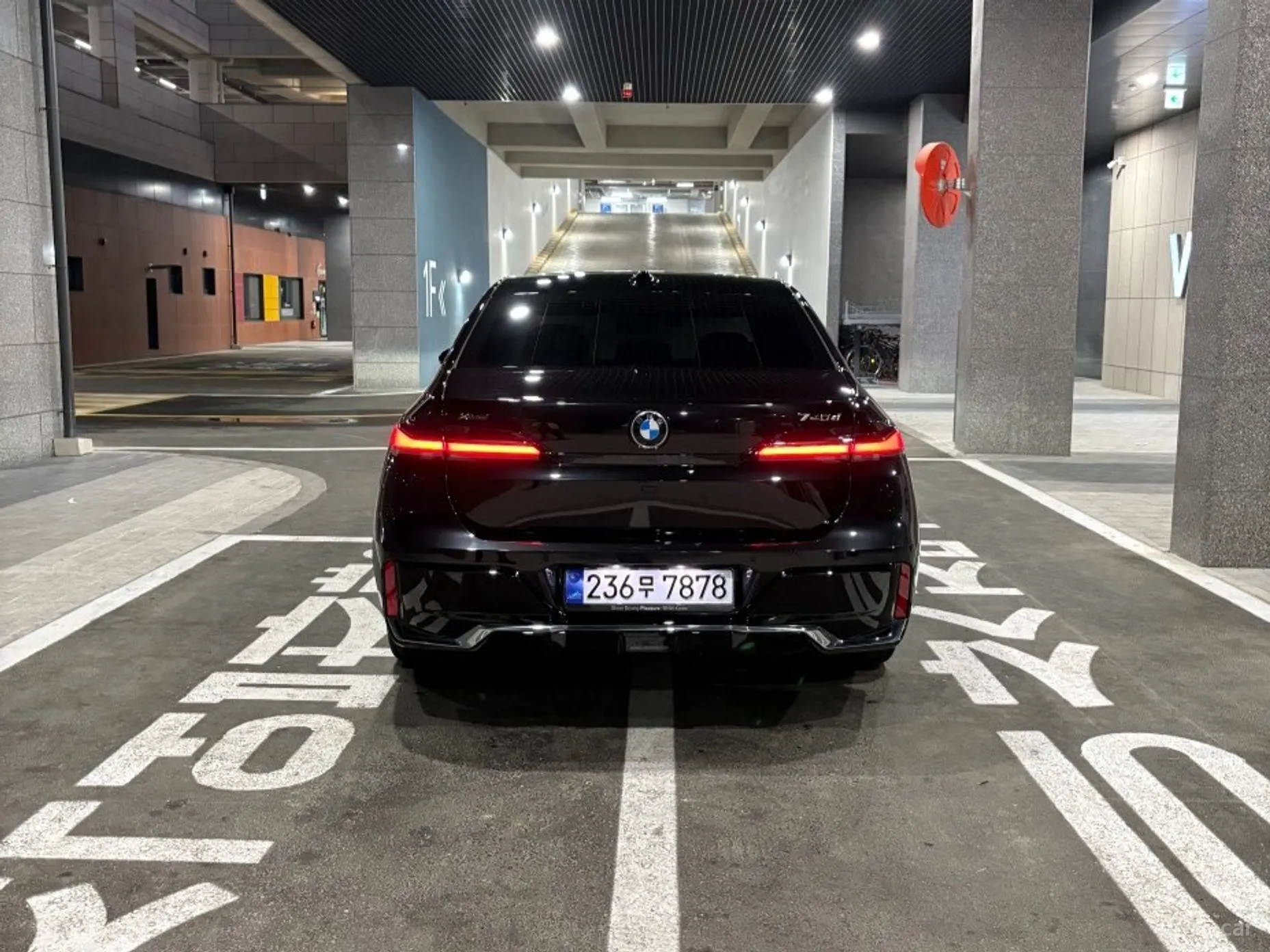 BMW 7 Series (G70) превью 4