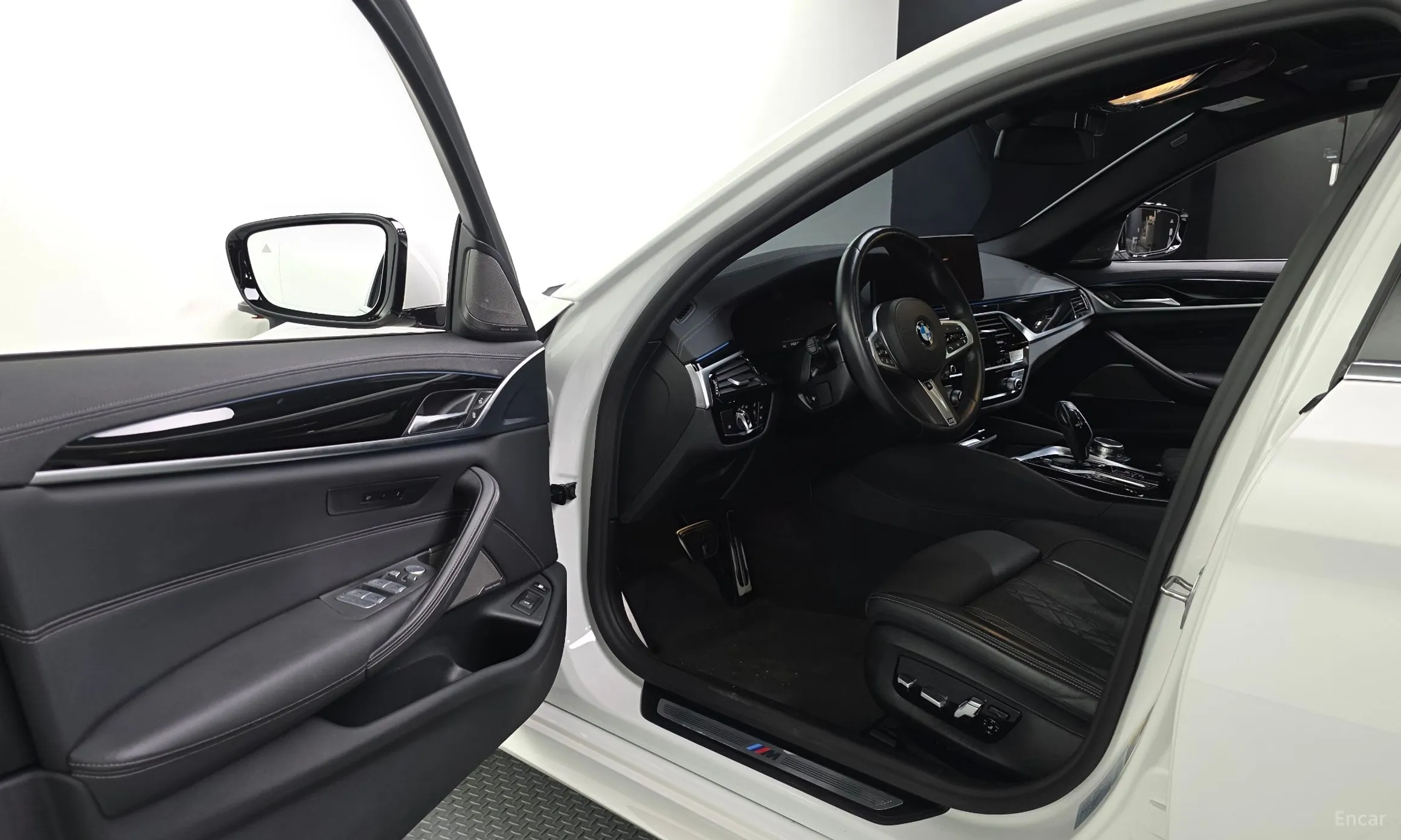 BMW 5 Series (G30) превью 10