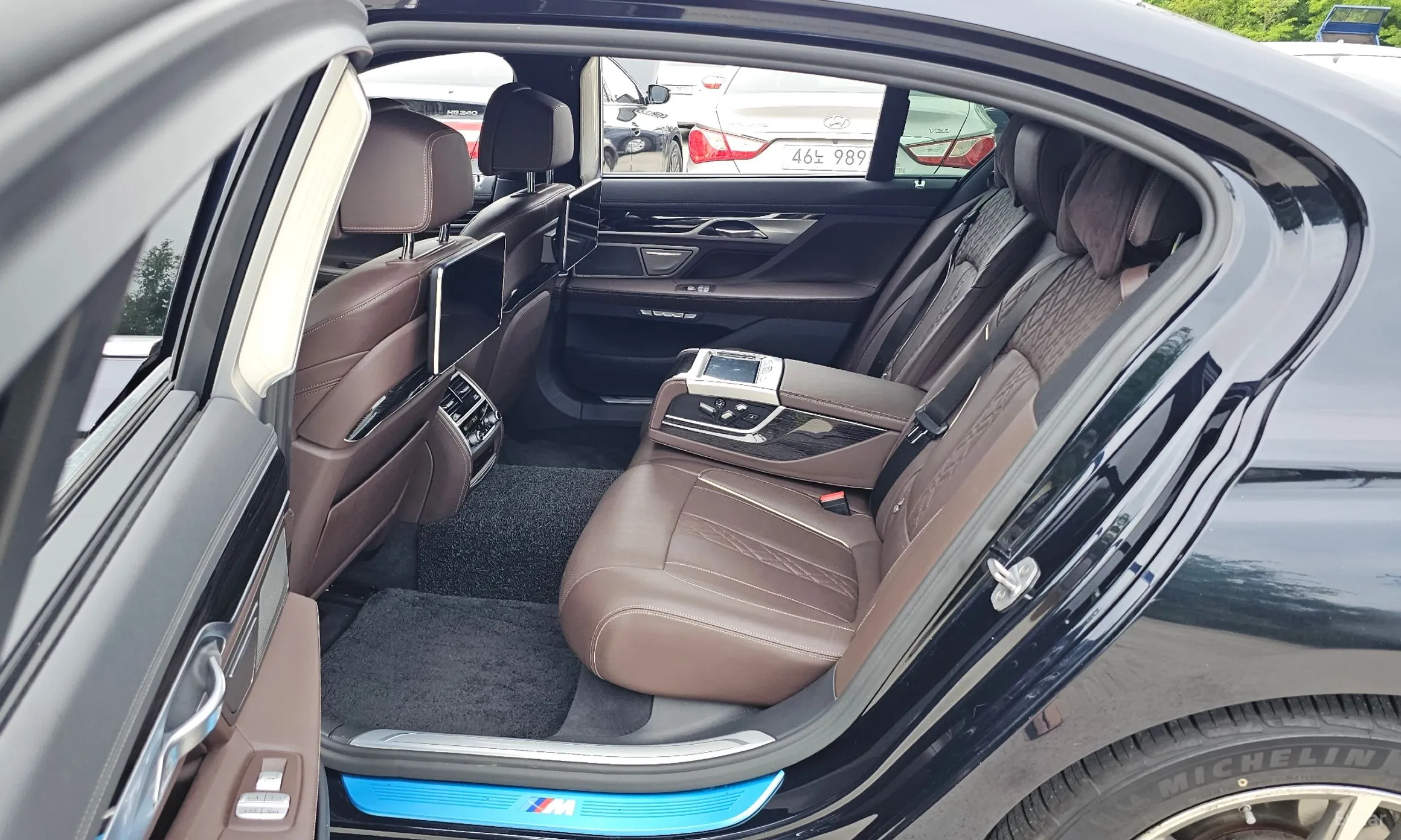 BMW 7 Series (G11) превью 11