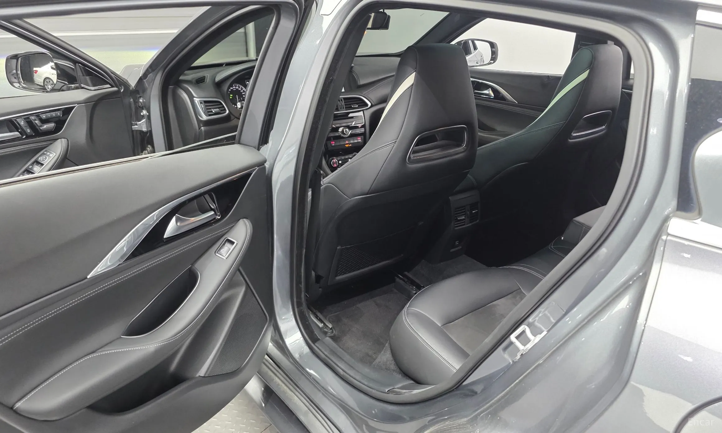 Infiniti Q30 превью 11