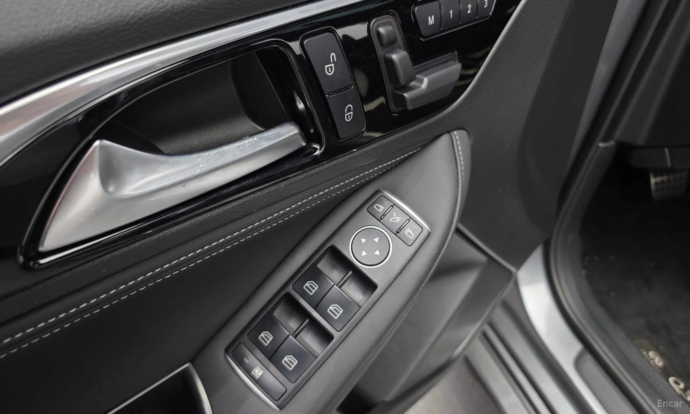 Infiniti Q30 превью 13