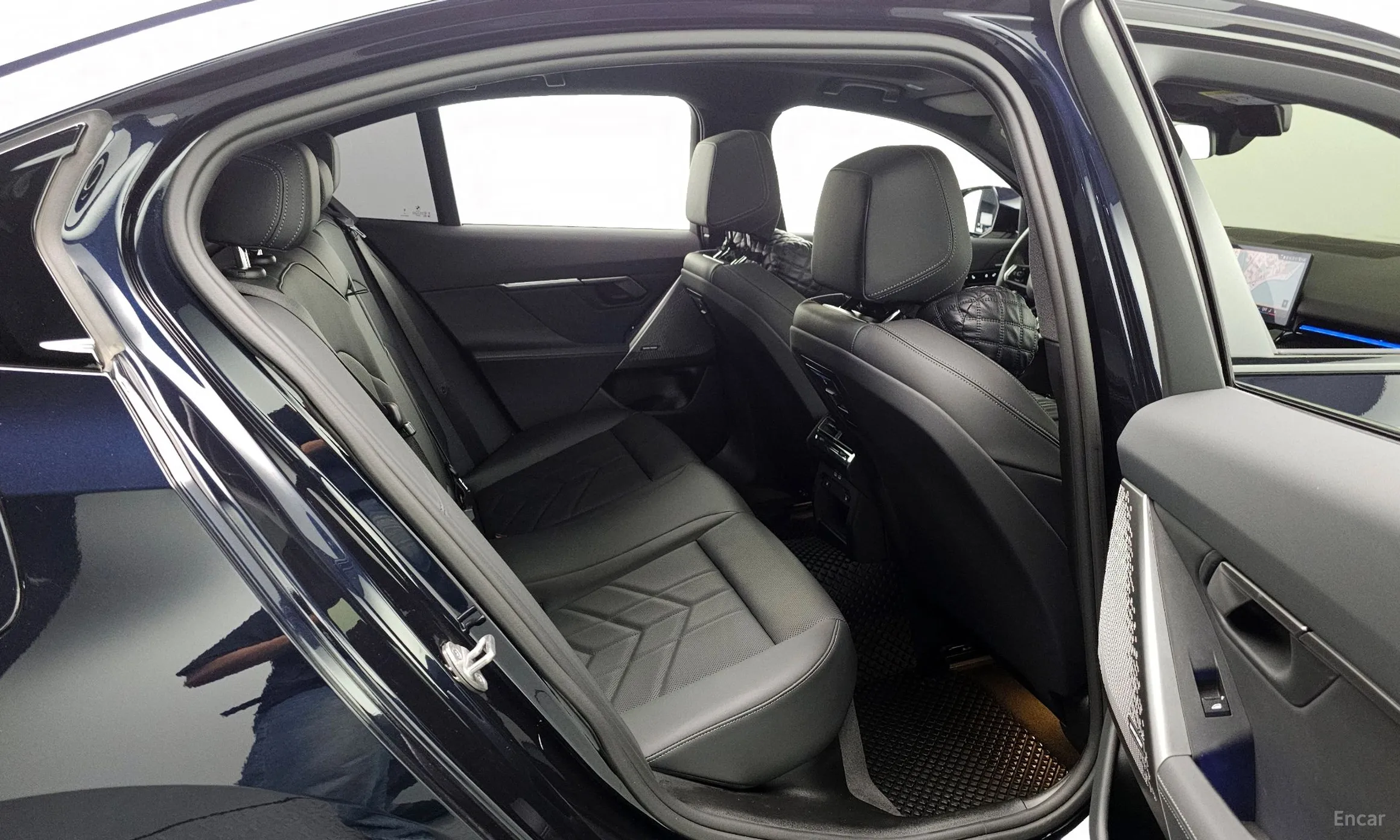 BMW 5 Series (G60) превью 12
