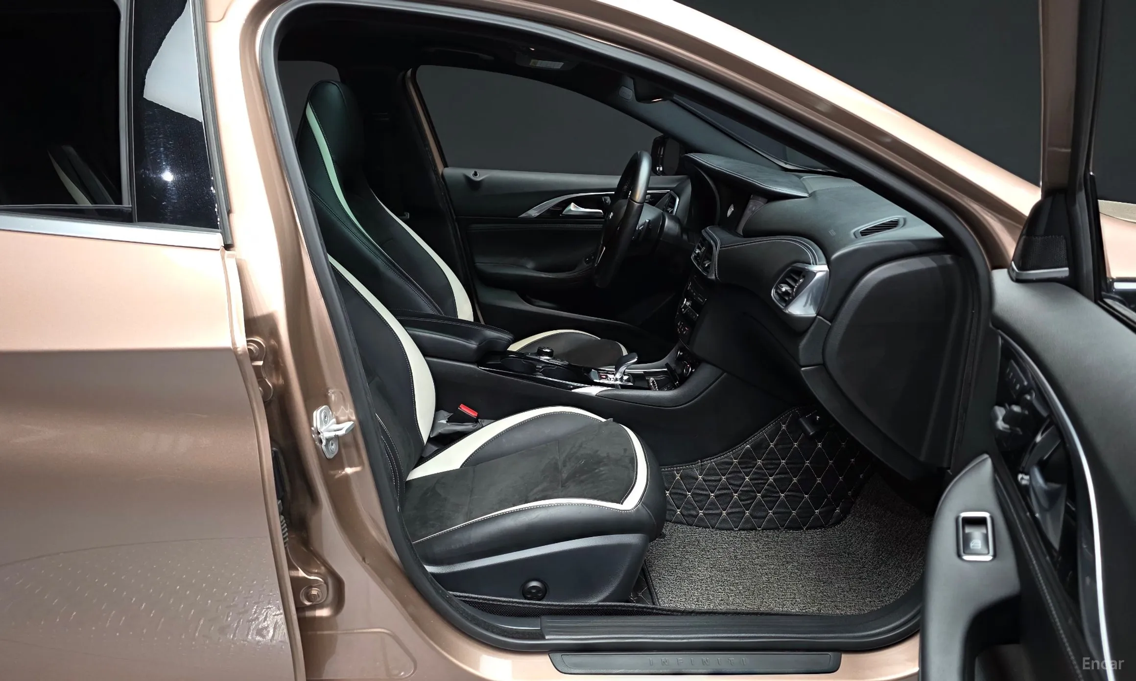 Infiniti Q30 превью 11