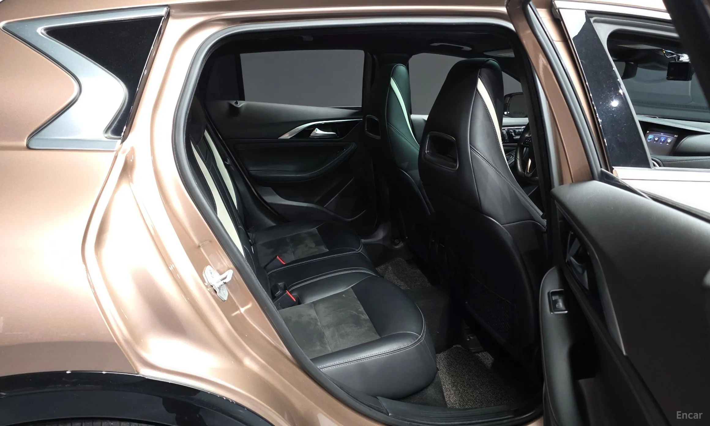 Infiniti Q30 превью 12