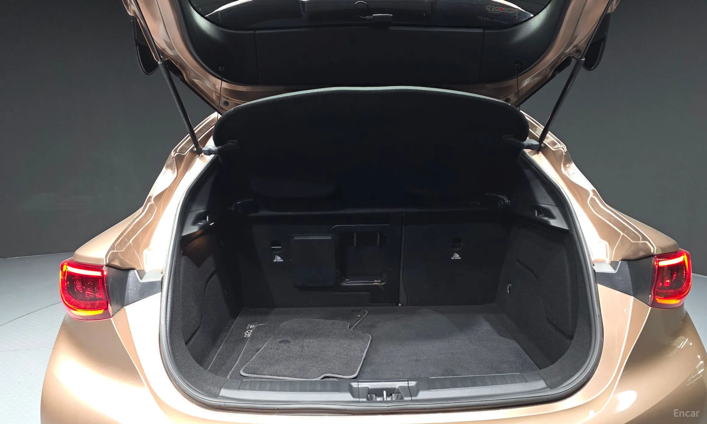 Infiniti Q30 превью 20