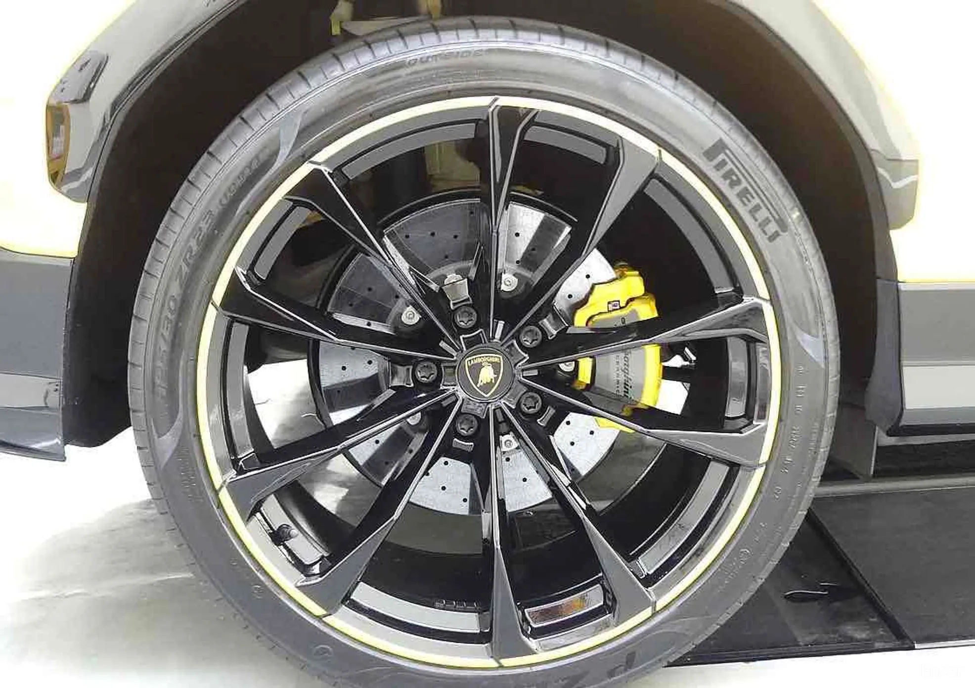 Lamborghini Urus превью 10