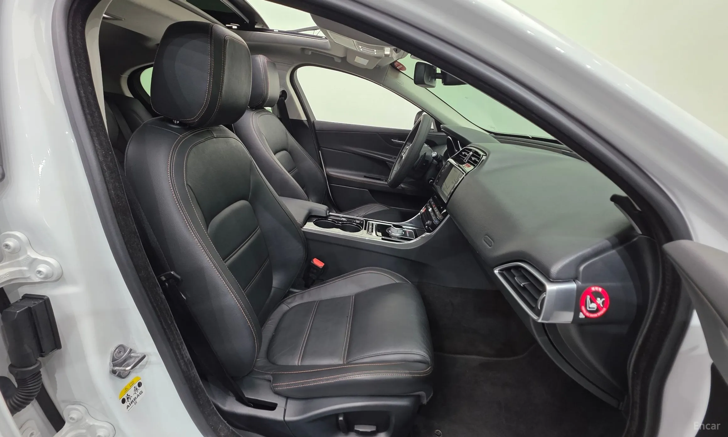 Jaguar XE превью 10