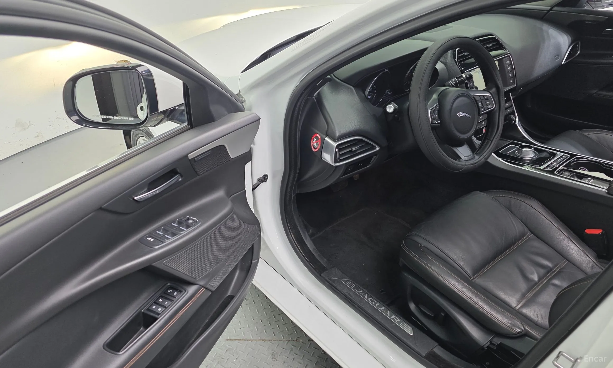 Jaguar XE превью 12