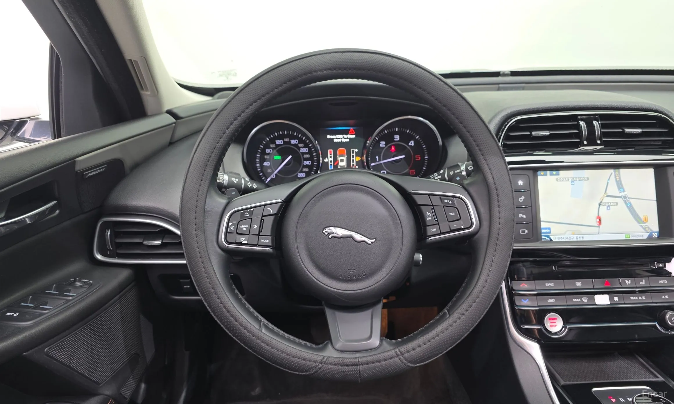 Jaguar XE превью 15