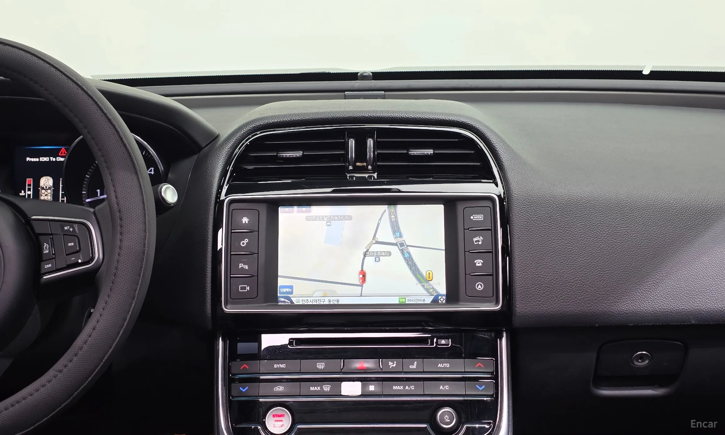 Jaguar XE превью 17