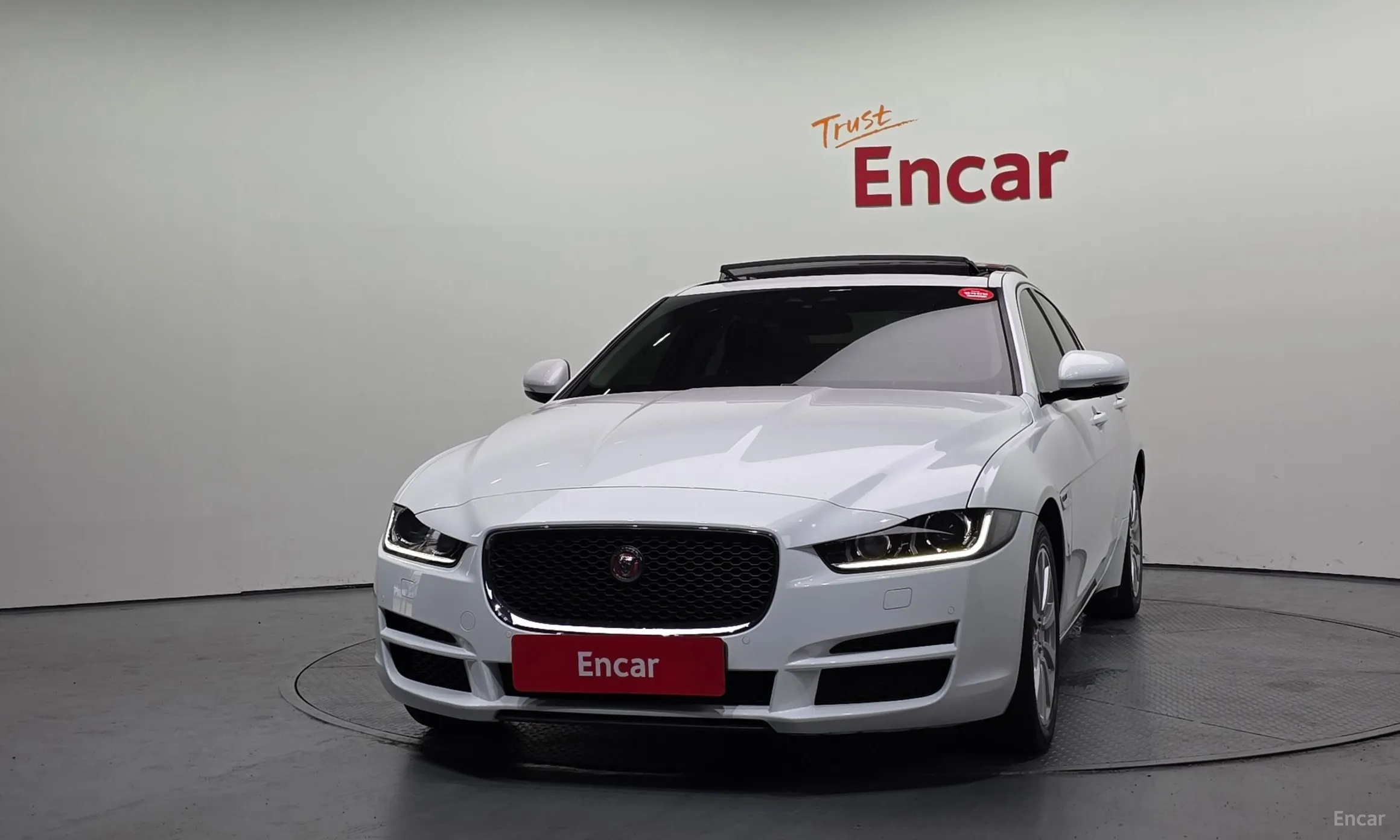 Jaguar XE превью 3