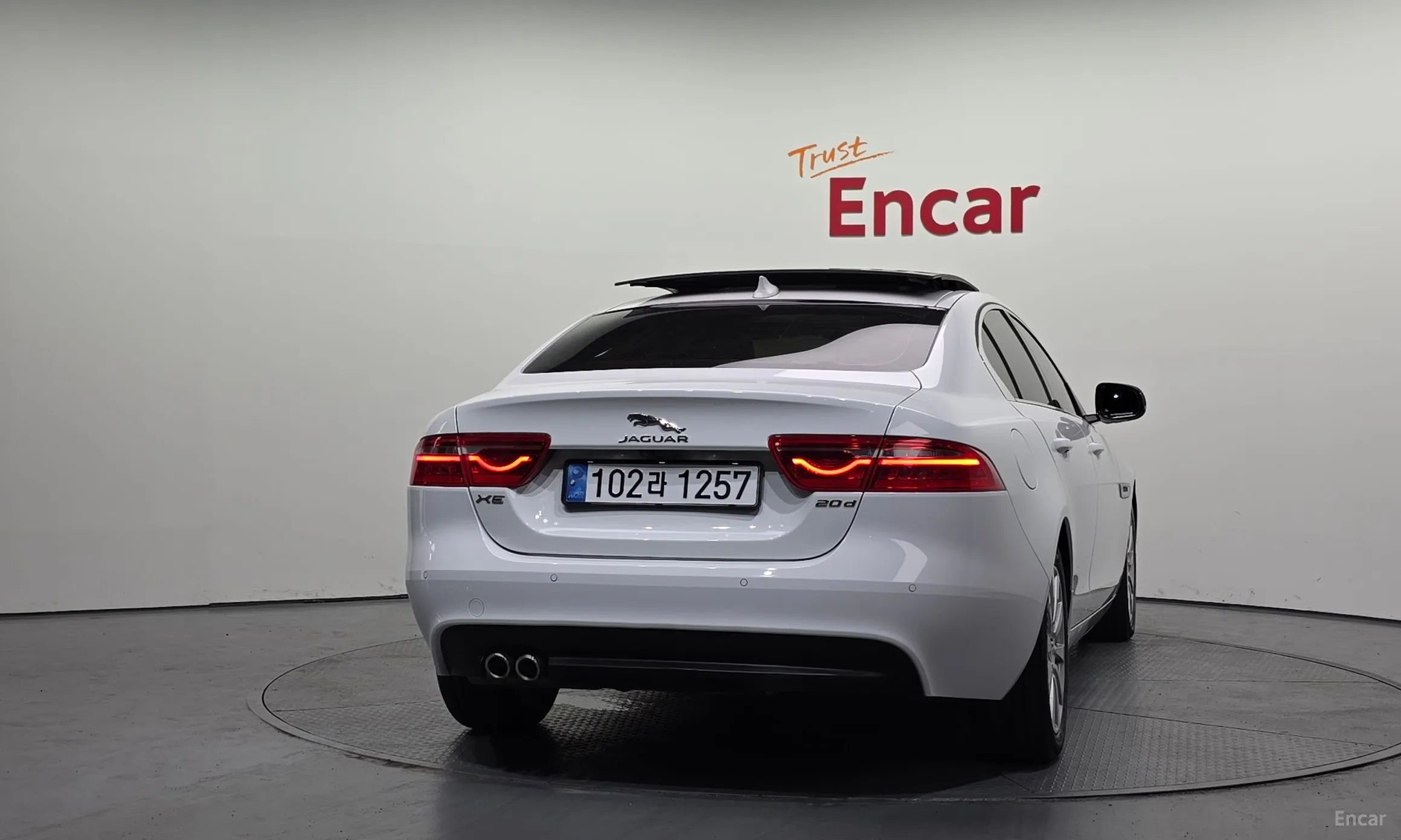 Jaguar XE превью 4