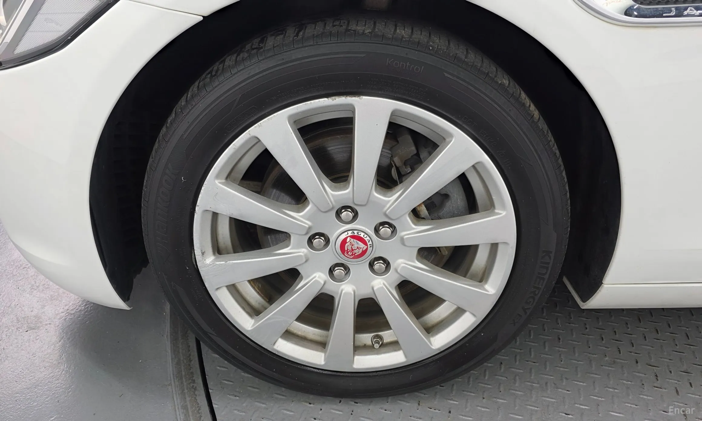 Jaguar XE превью 5