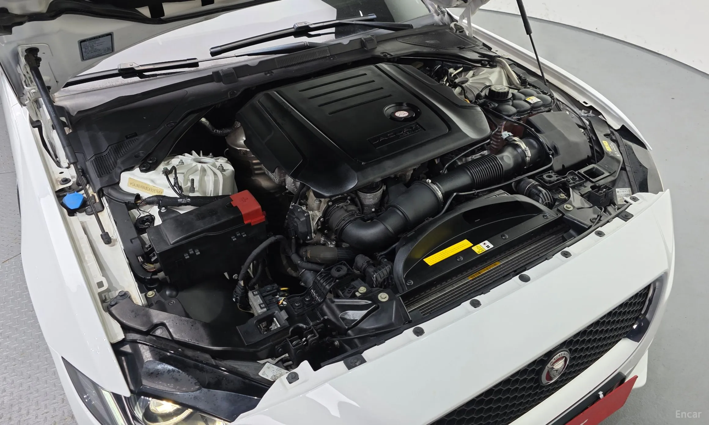 Jaguar XE превью 6
