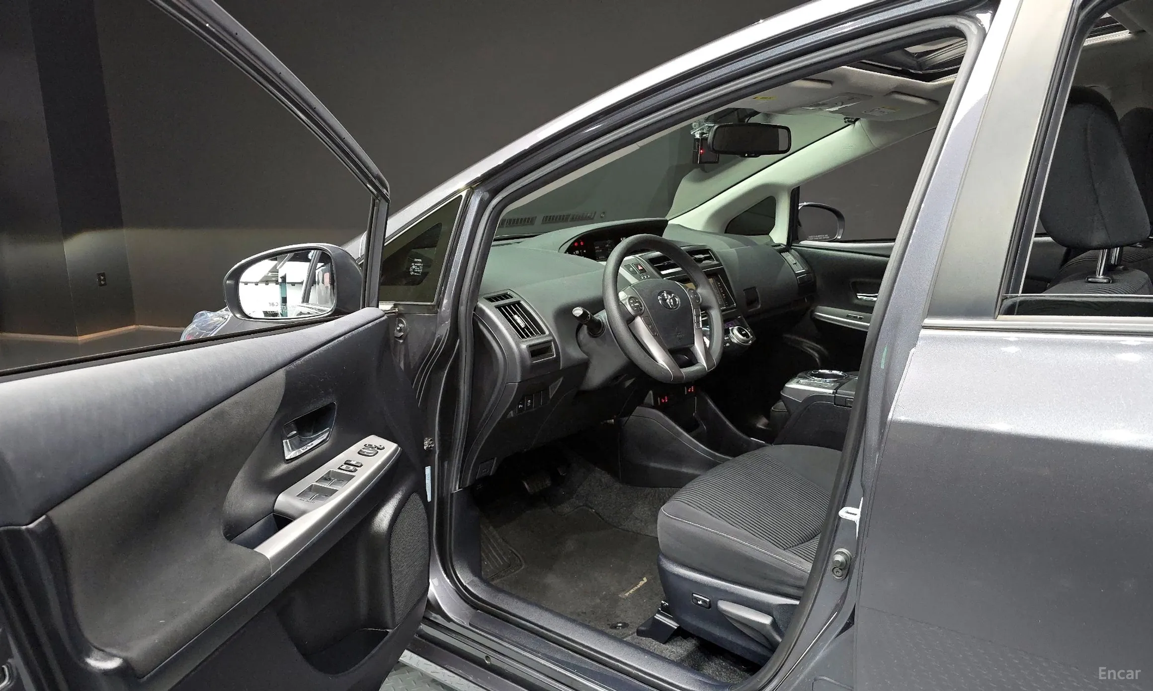 Toyota Prius V превью 10
