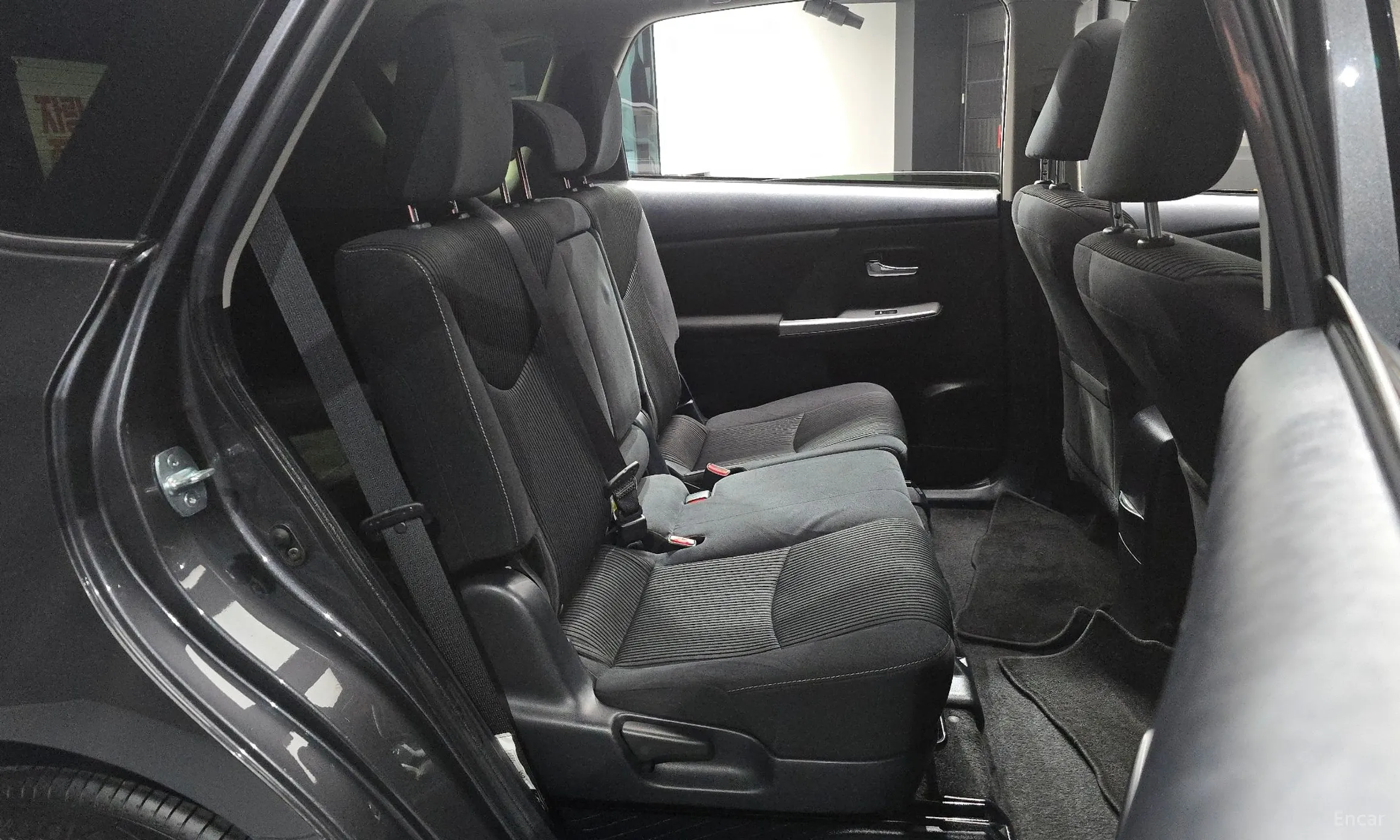 Toyota Prius V превью 11