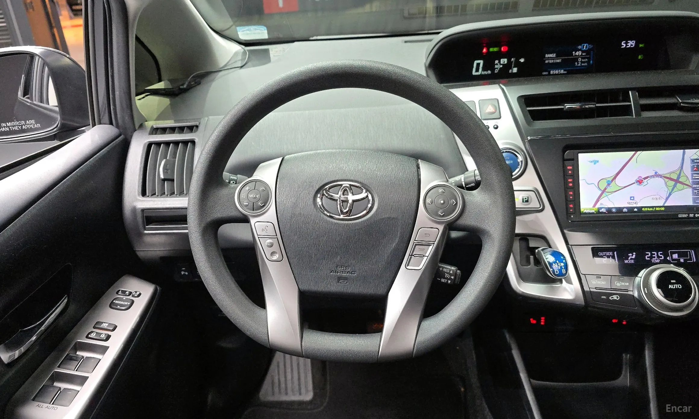Toyota Prius V превью 13
