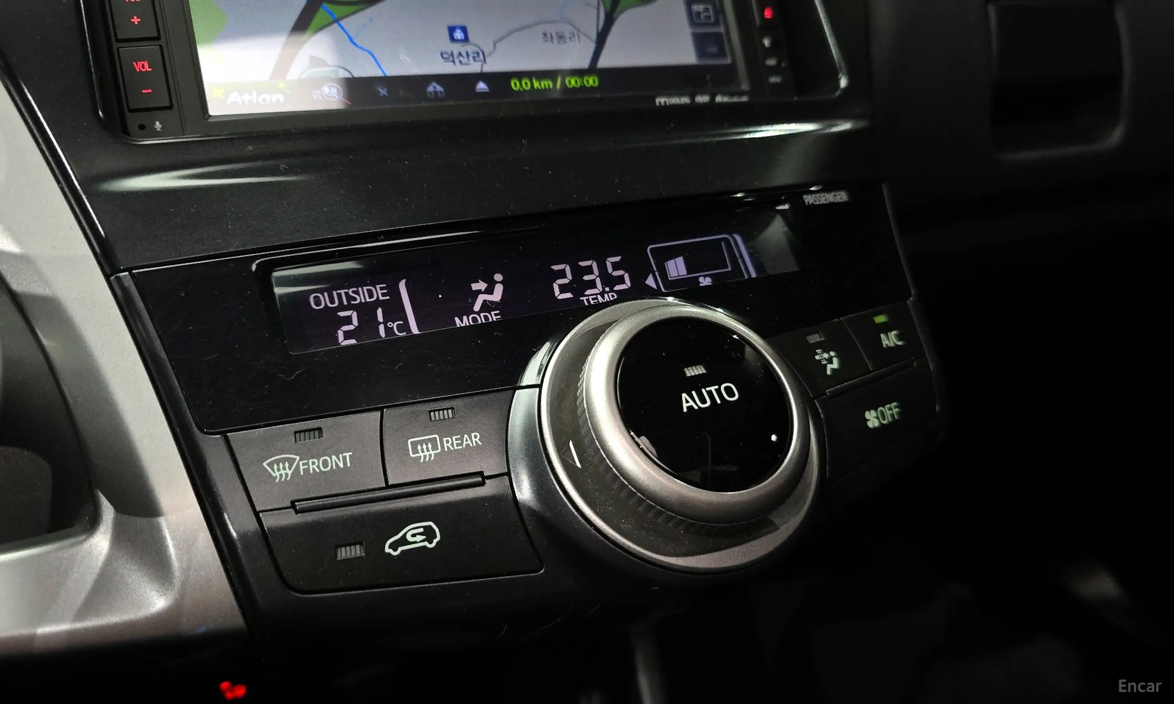 Toyota Prius V превью 17