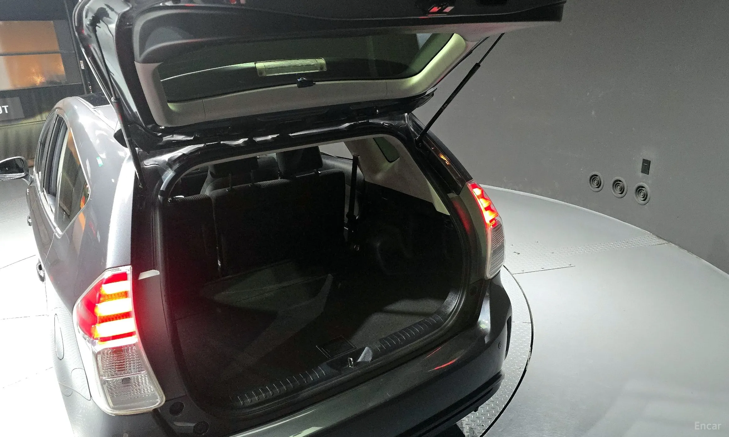 Toyota Prius V превью 20