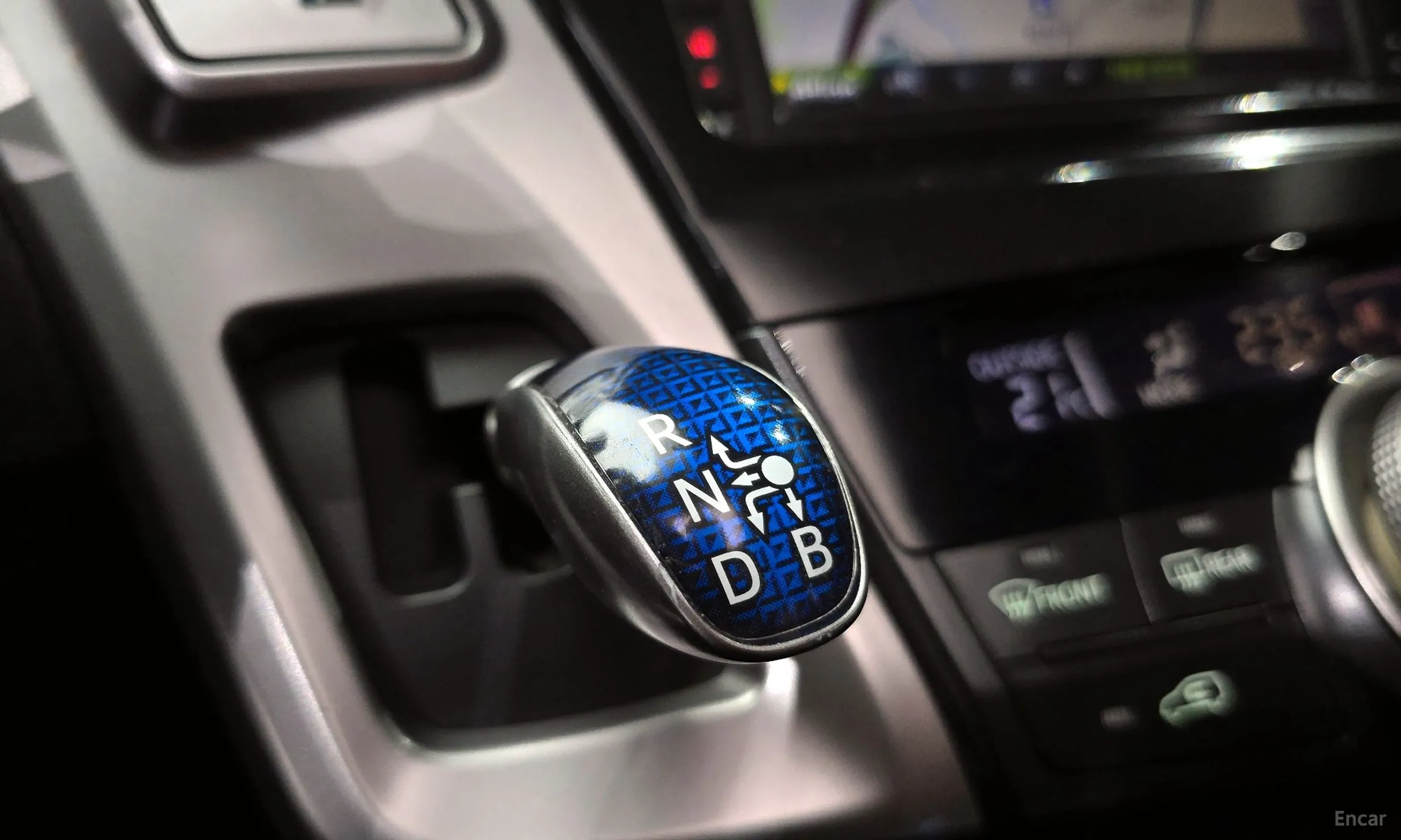 Toyota Prius V превью 9