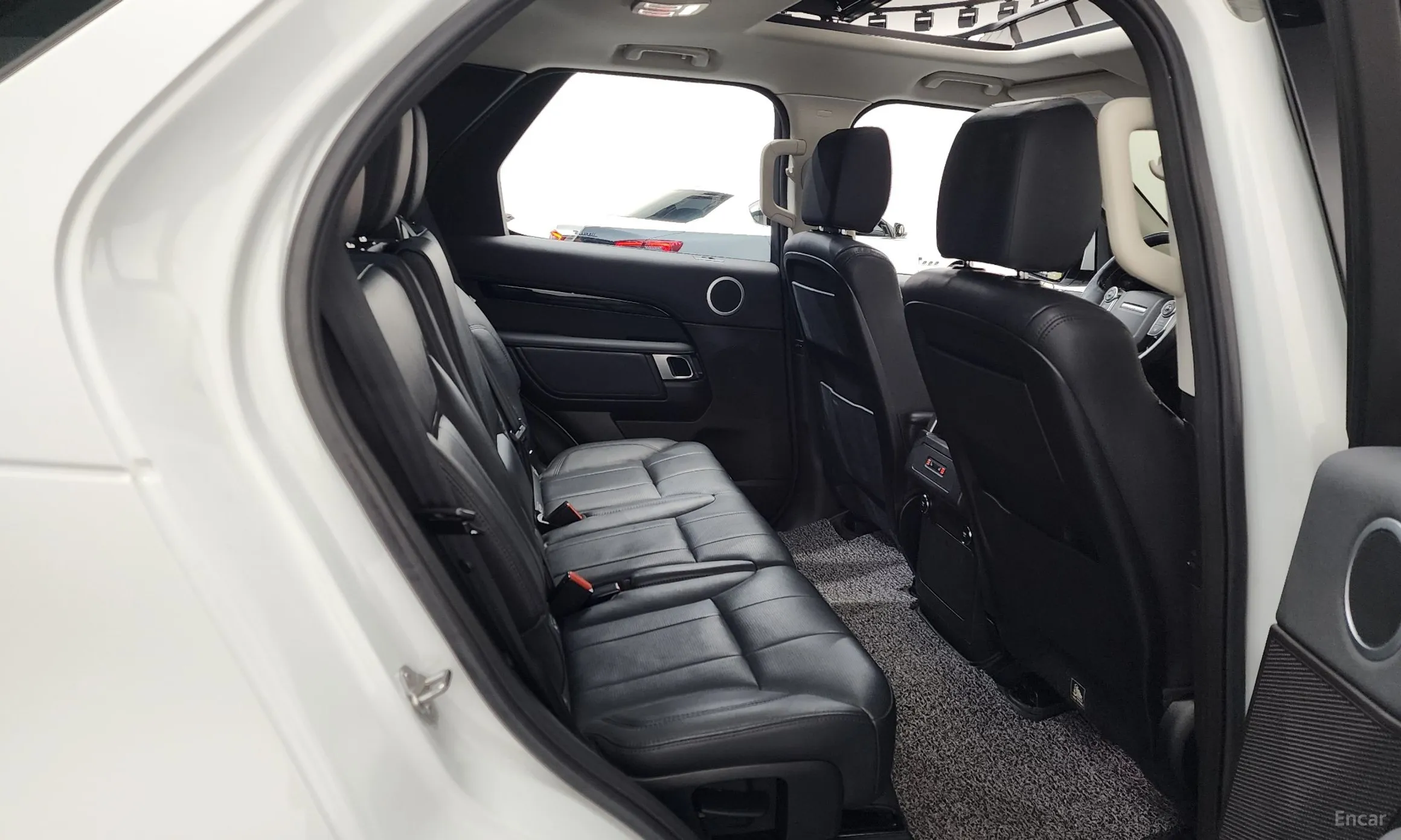 Land Rover Discovery 5 превью 11