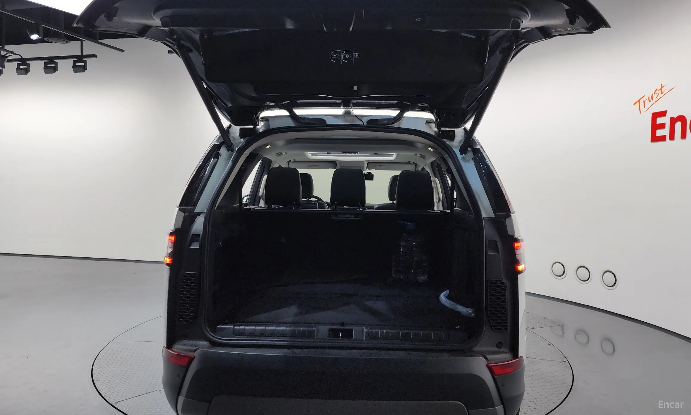 Land Rover Discovery 5 превью 18