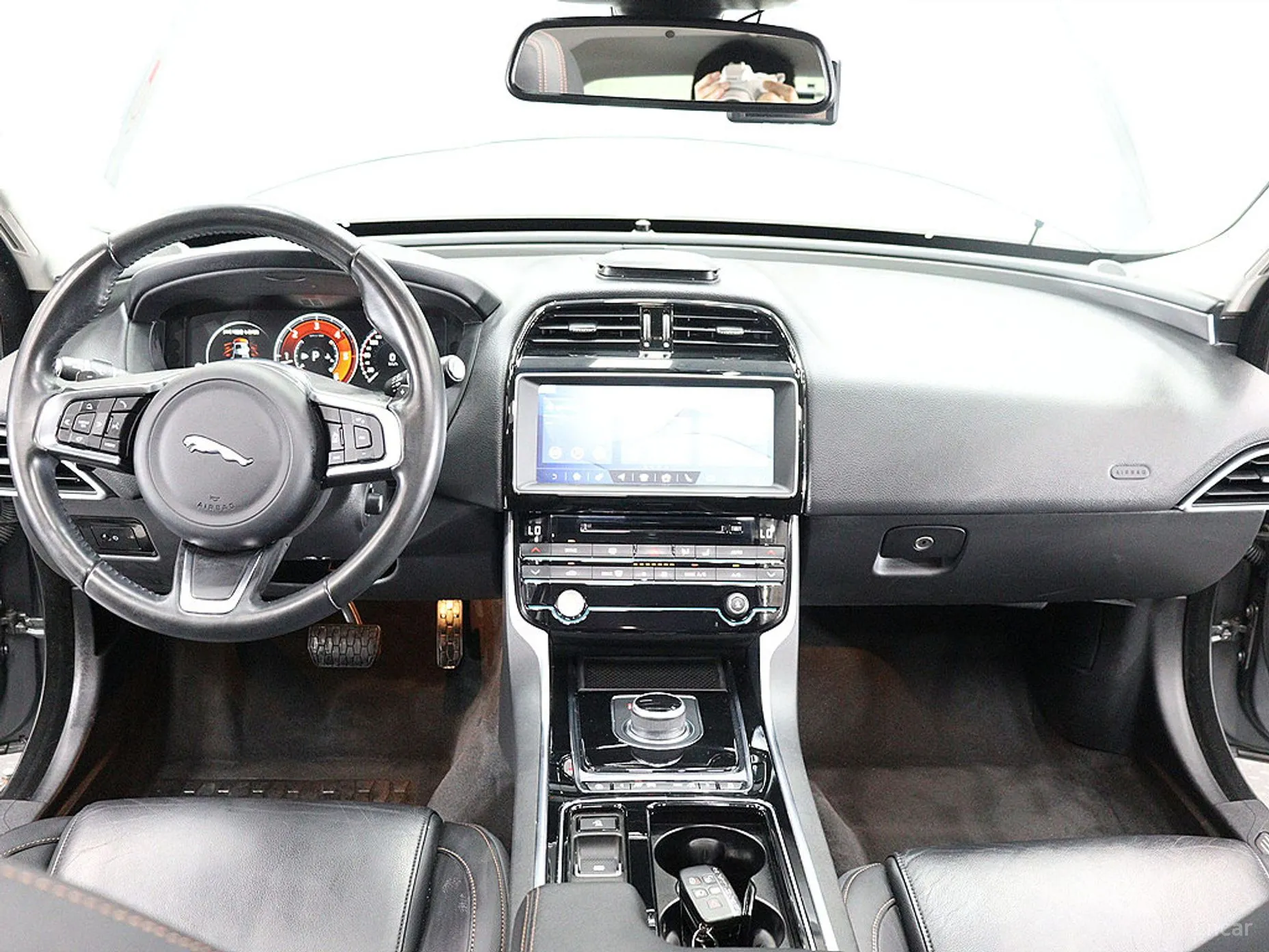Jaguar XE превью 16