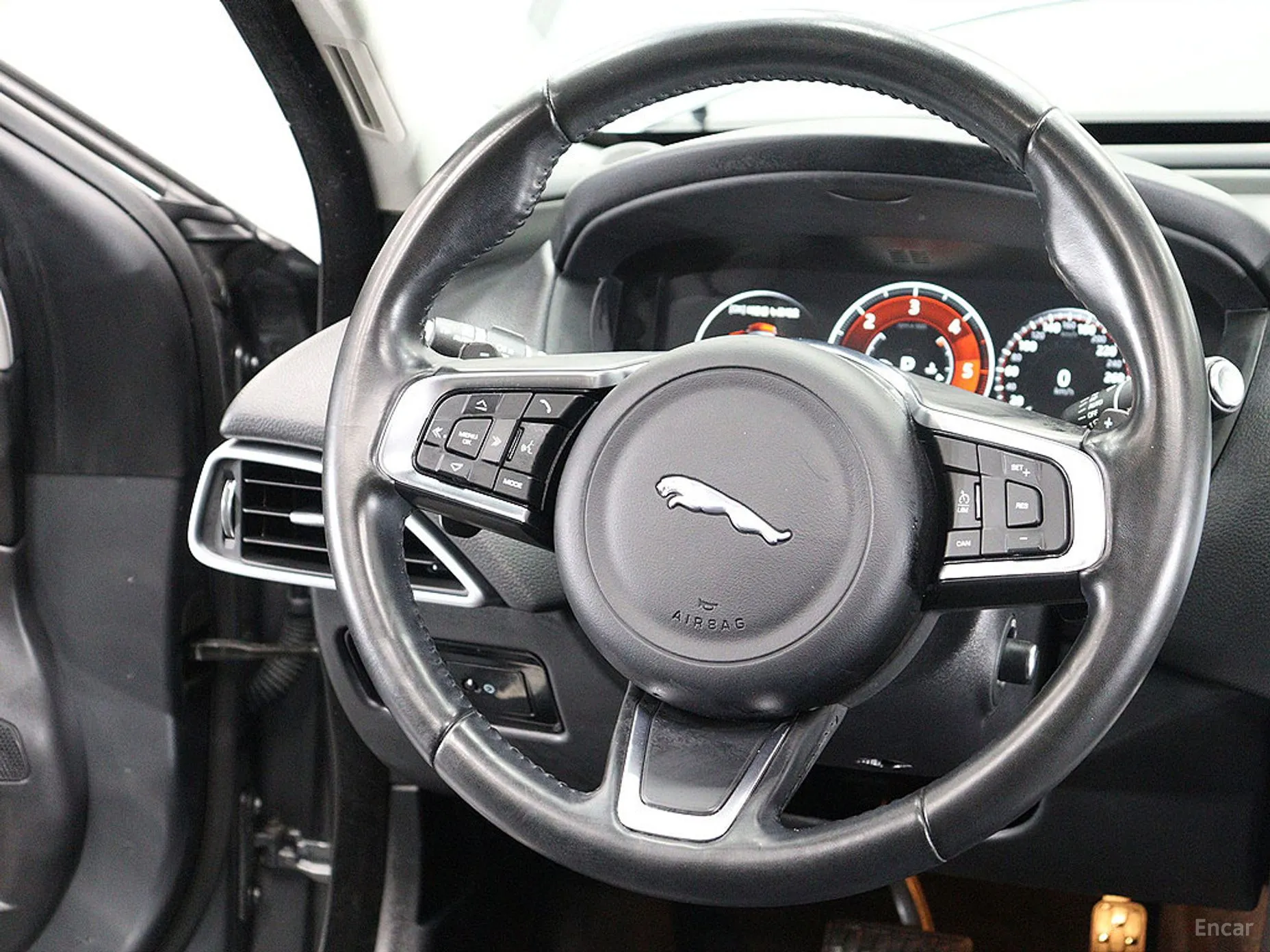 Jaguar XE превью 17