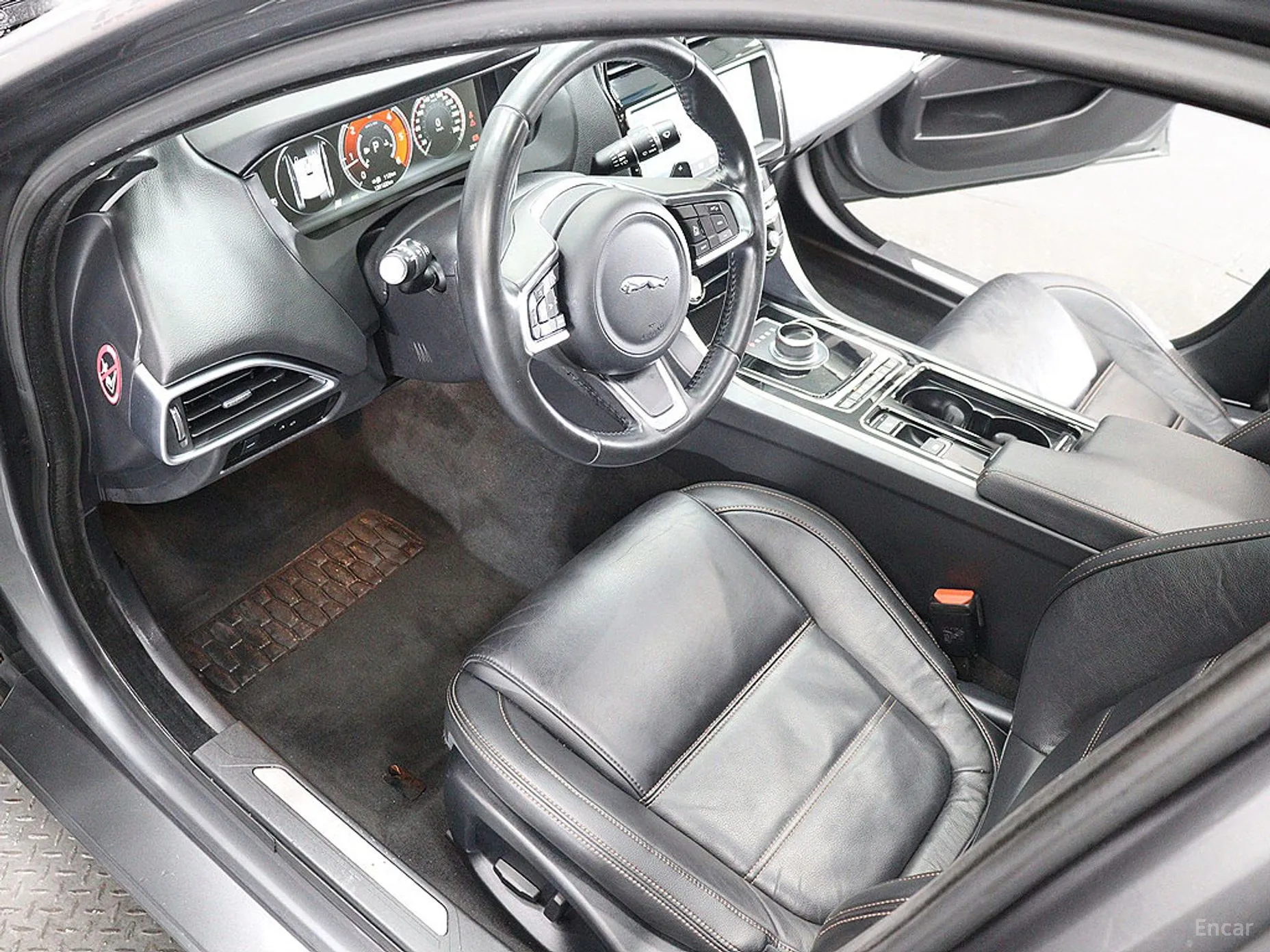 Jaguar XE превью 19