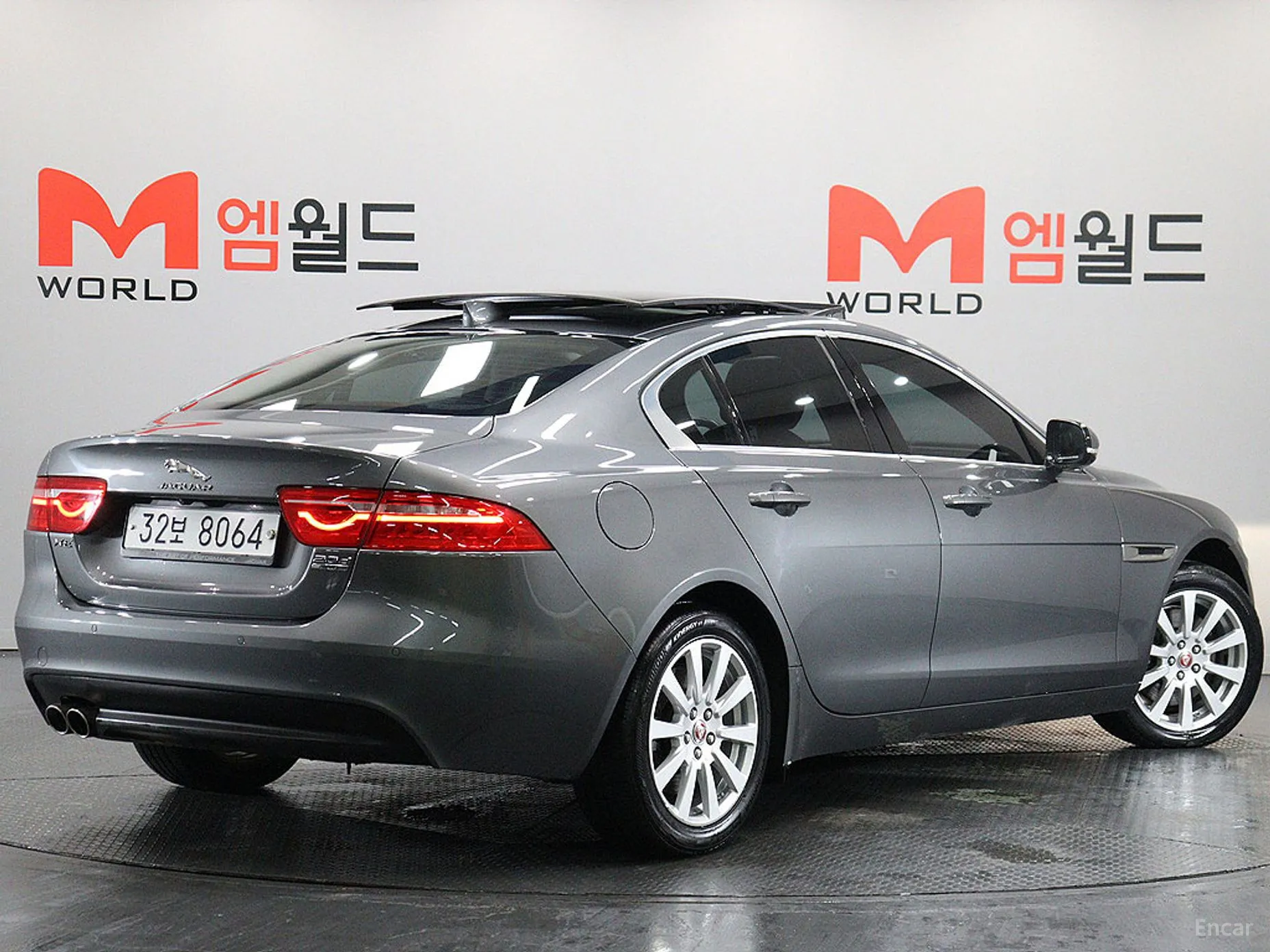 Jaguar XE превью 4