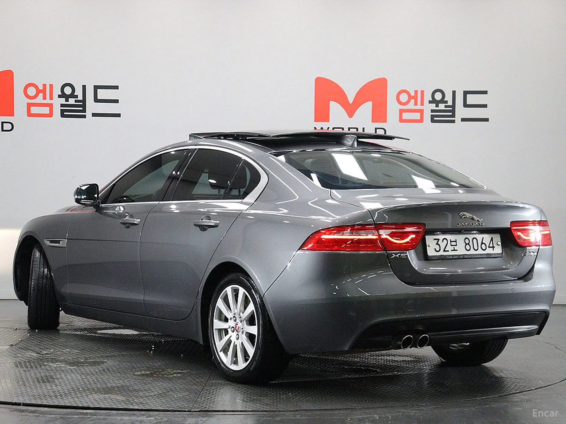Jaguar XE превью 5