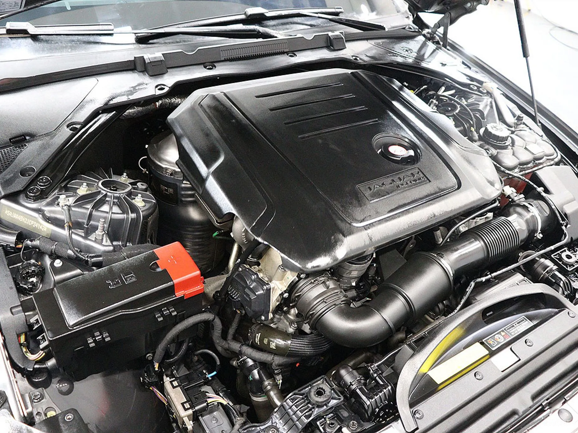 Jaguar XE превью 6